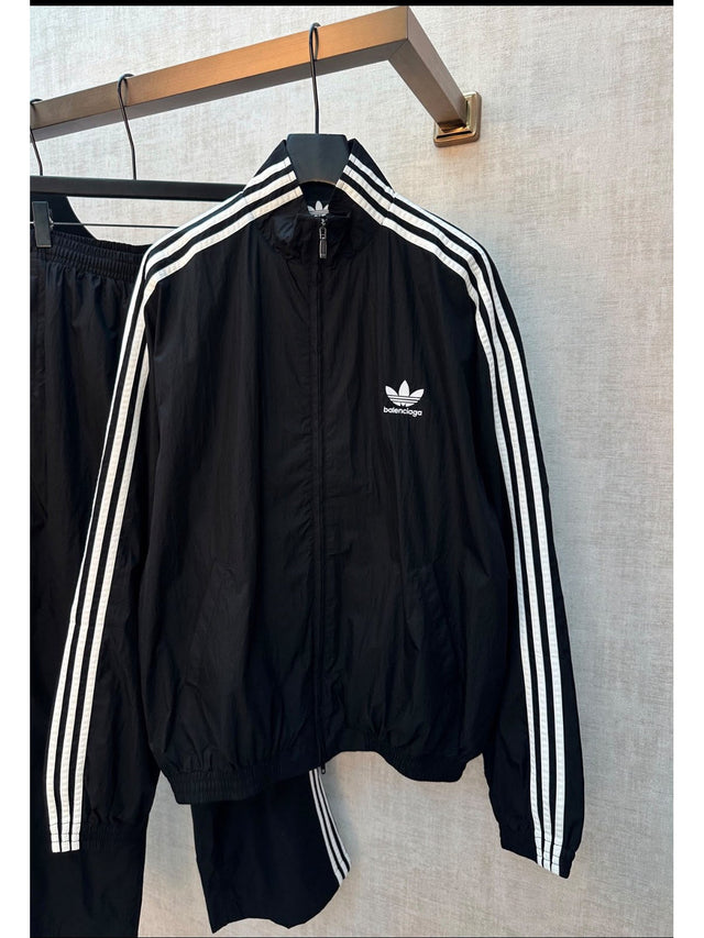 Campera Adidas negra con tres tiras blancas