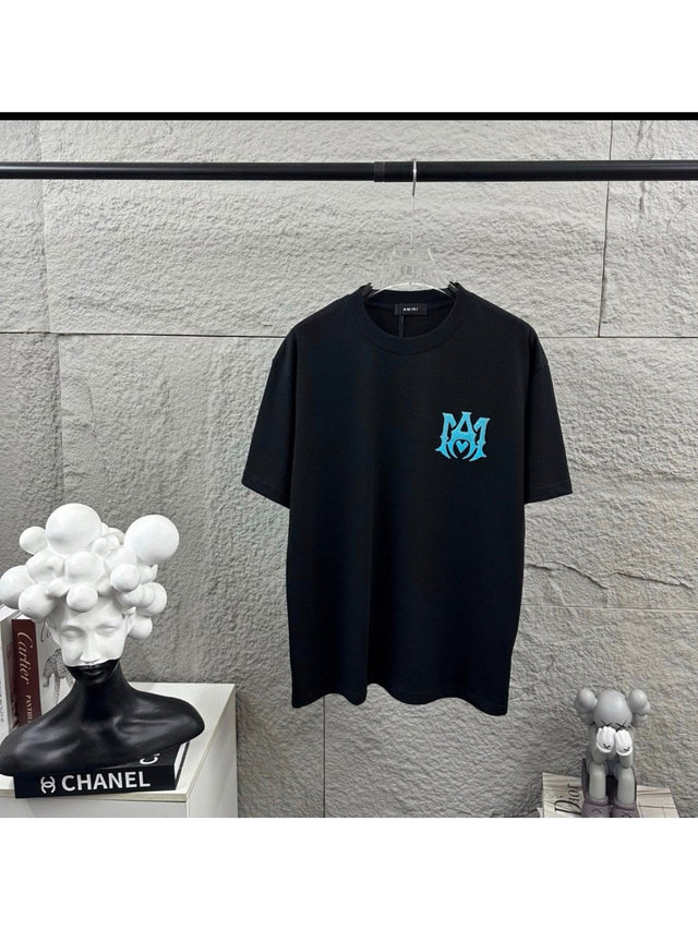 Remera Amiri negra con monograma celeste