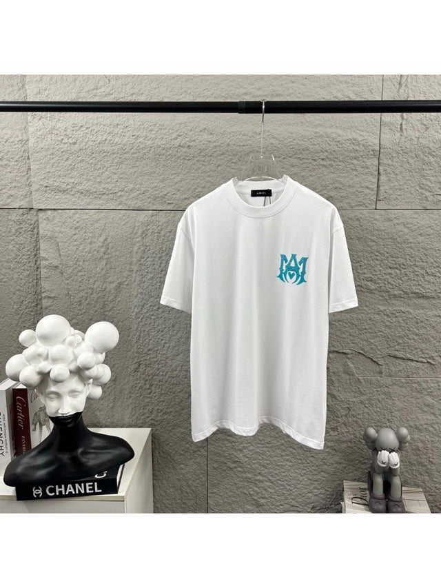 Remera Amiri blanca con monograma celeste peque�o