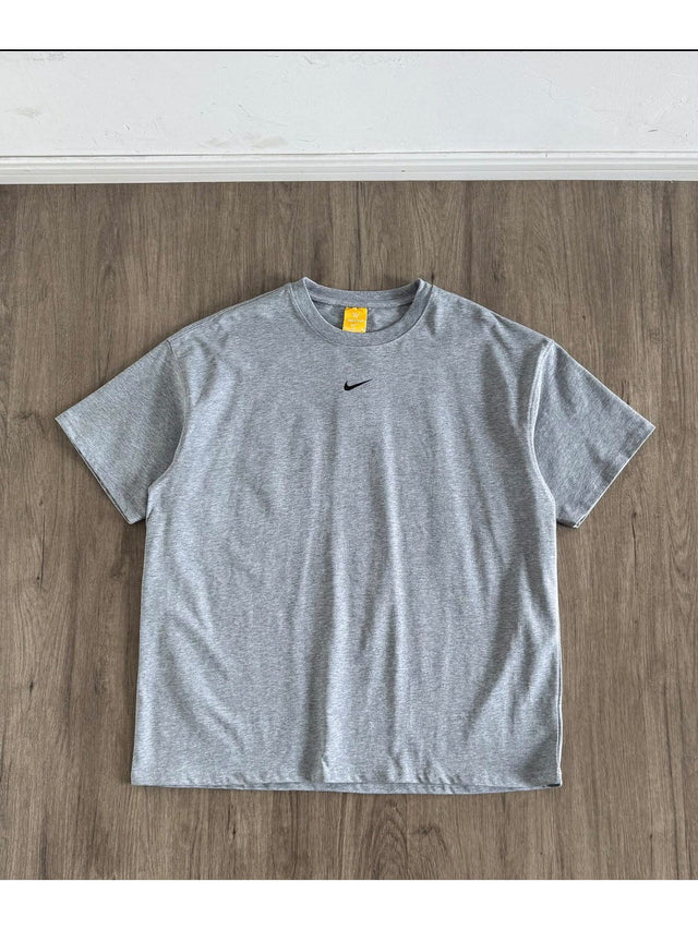 Remera Nike gris con swoosh