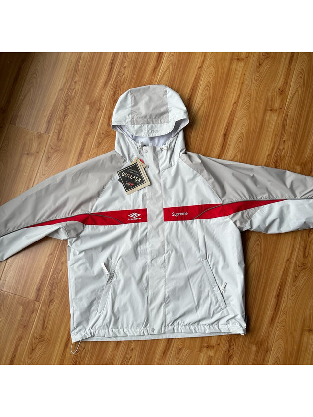 Campera gris con capucha y franja roja � Supreme | Supreme