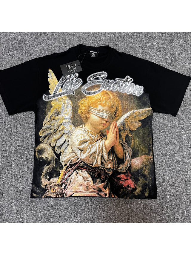 Remera negra con ángel vendado en oración · Mixed Emotion | Mixed Emotion