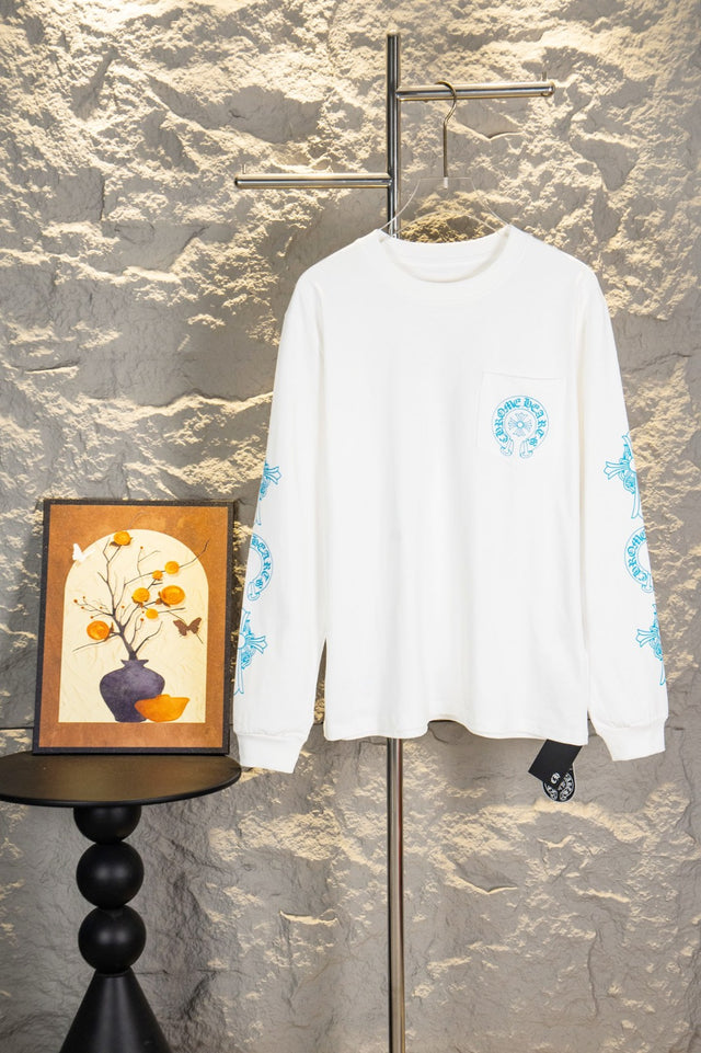 Remera manga larga blanca con cruces turquesa — Chrome Hearts