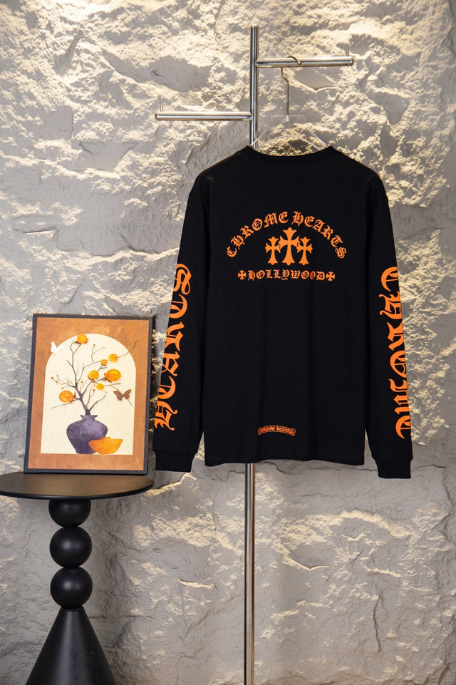 Remera manga larga negra con gráficos naranjas — Chrome Hearts