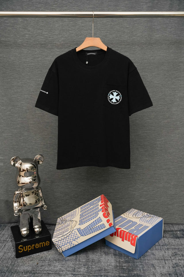Remera negra con cruz circular blanca — Chrome Hearts