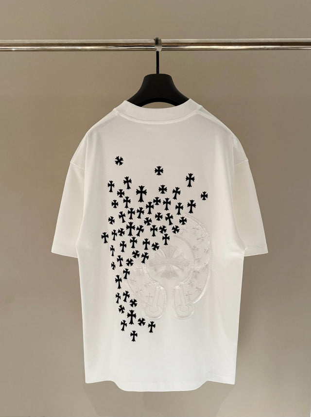Remera blanca con estampado de cruces en cascada — Chrome Hearts