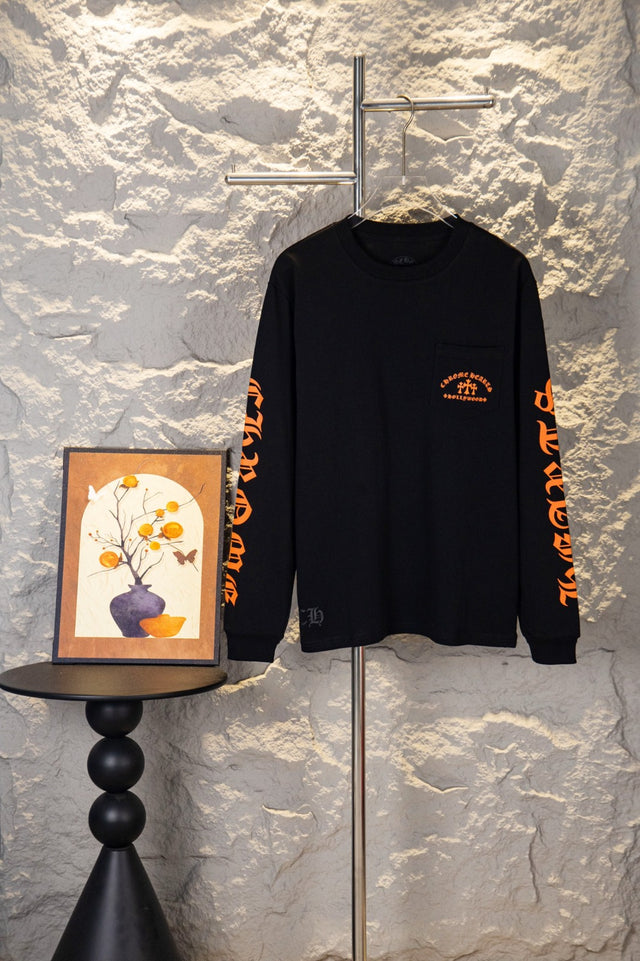 Remera manga larga negra con gráficos naranjas — Chrome Hearts