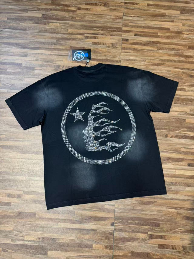 Remera Hellstar negra lavada con logo y emblema grises — Hellstar