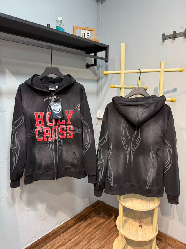 Buzo Hellstar Holy Cross negro con letras rojas — Hellstar