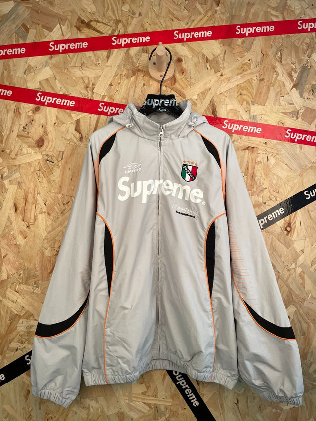 Campera deportiva gris con escudo · Supreme — Supreme