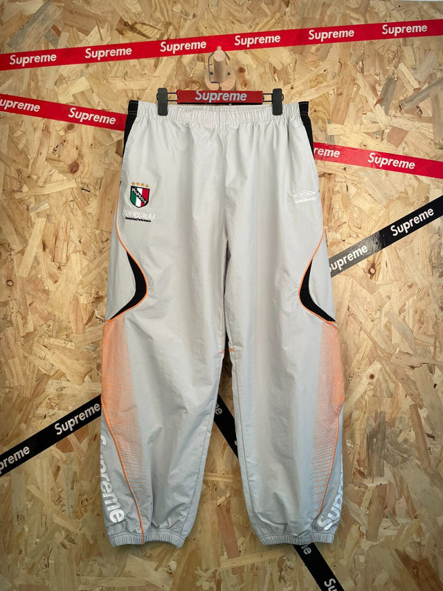 Pantalón deportivo gris con escudo · Supreme — Supreme