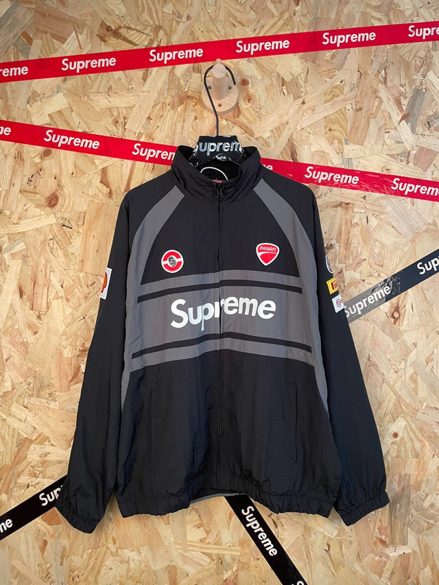 Campera negra con parches de carreras · Supreme — Supreme
