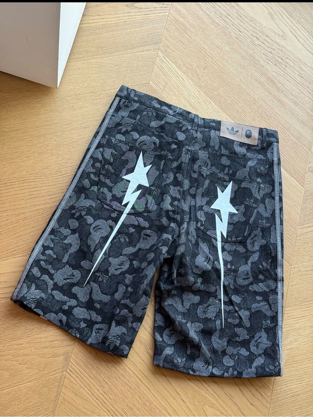 Short Adidas negro camuflado con estrellas