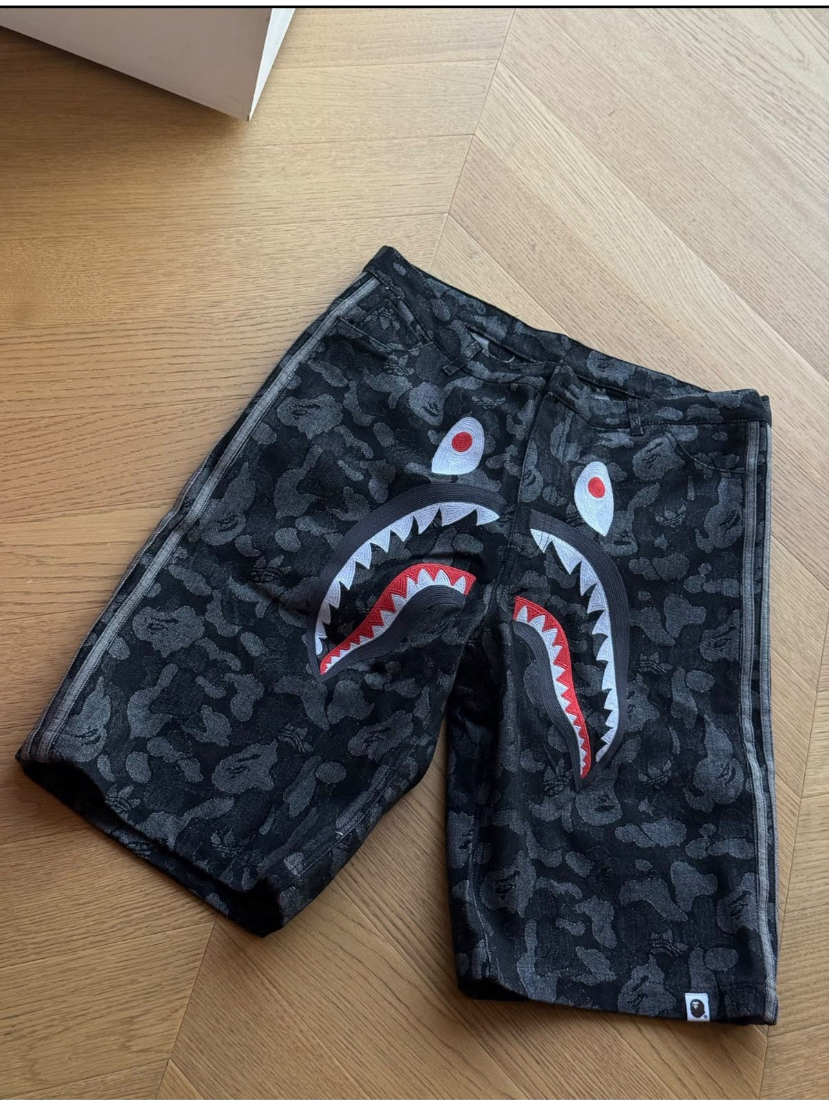Short Adidas negro camuflado con estrellas