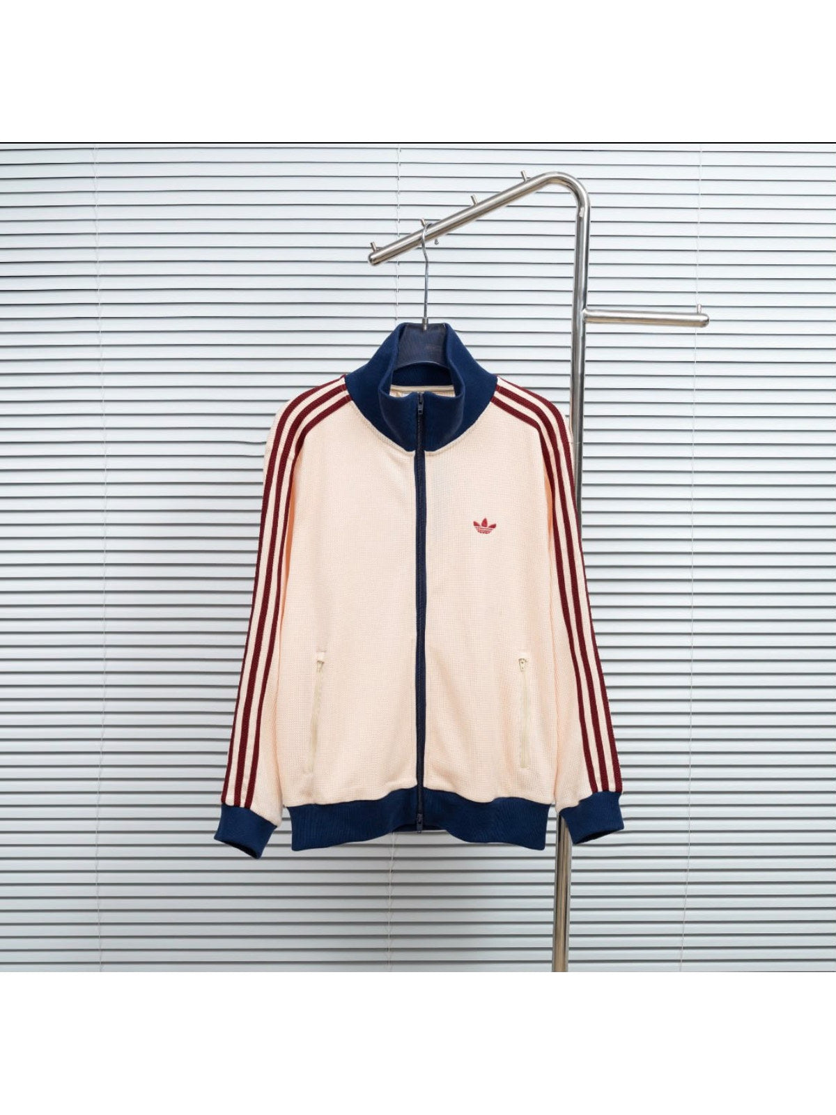 Campera Adidas crema con detalles azul marino