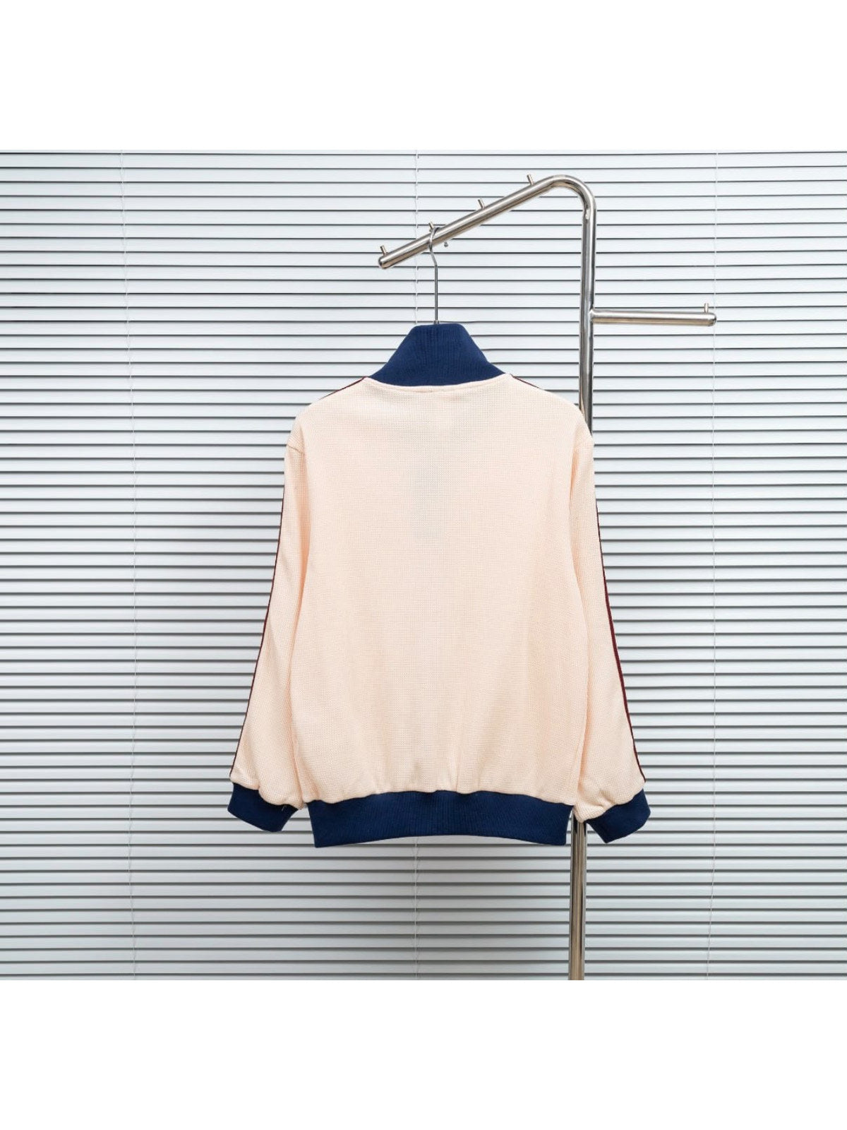 Campera Adidas crema con detalles azul marino