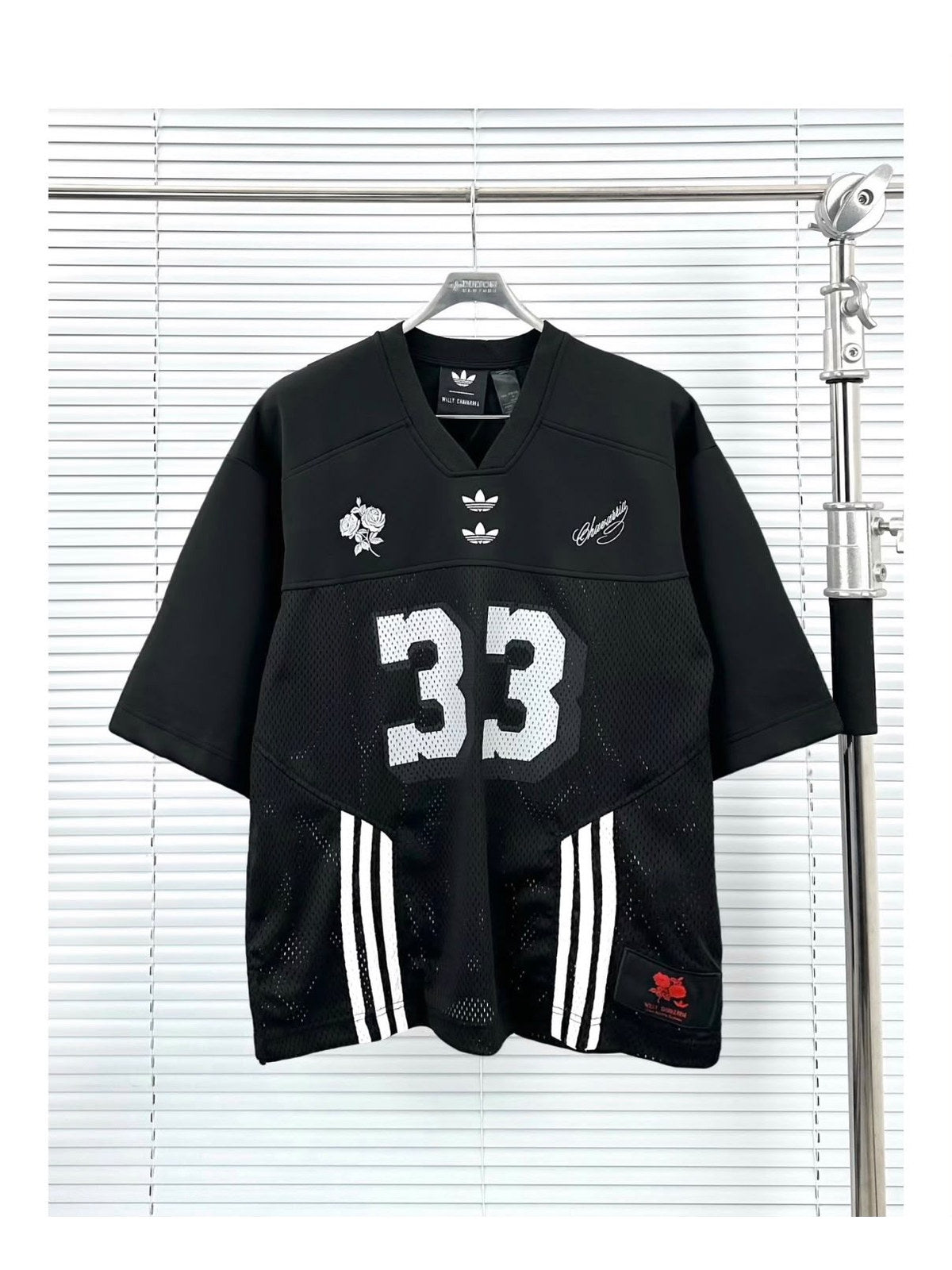 Remera deportiva Adidas negra Chayarria 33