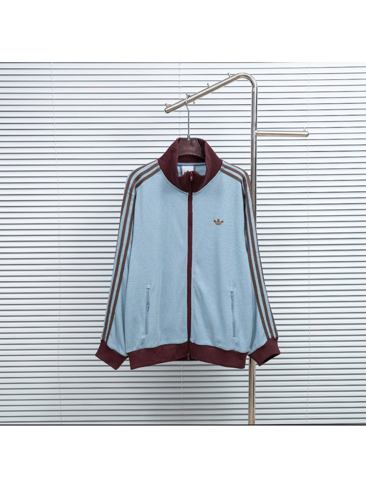Campera Adidas celeste con cuello bord�
