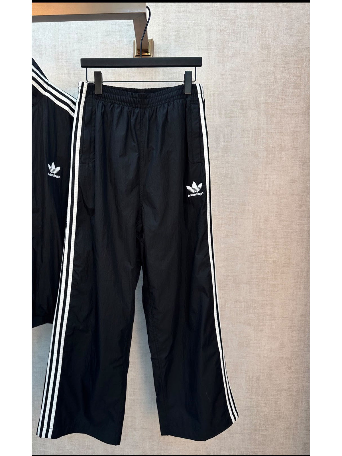 Pantal�n Adidas negro con tres tiras blancas