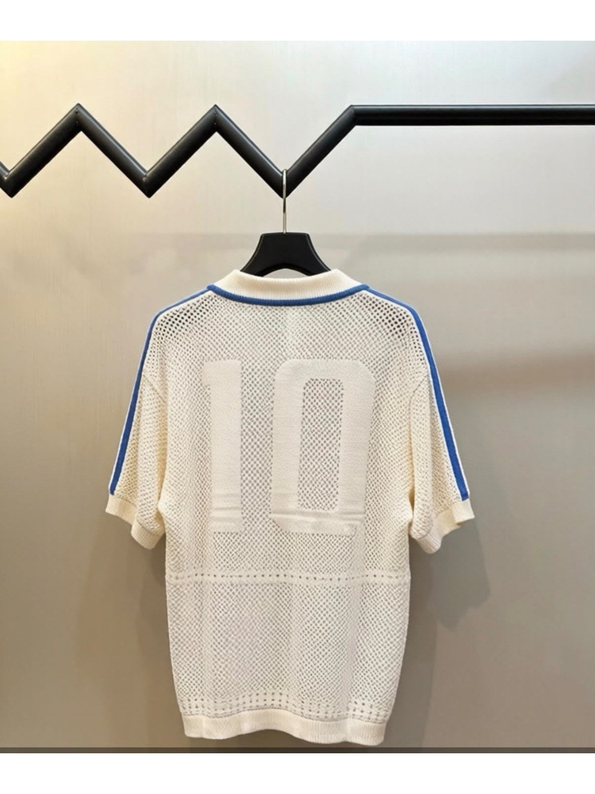 Remera deportiva Adidas crema con rayas celestes