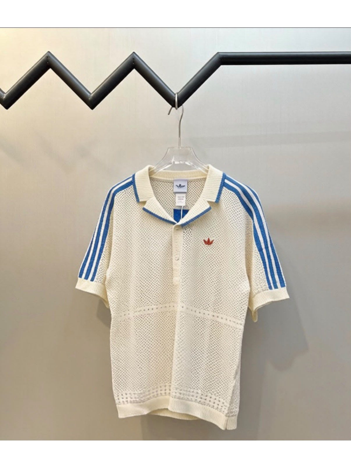 Remera polo Adidas crema con tiras celestes