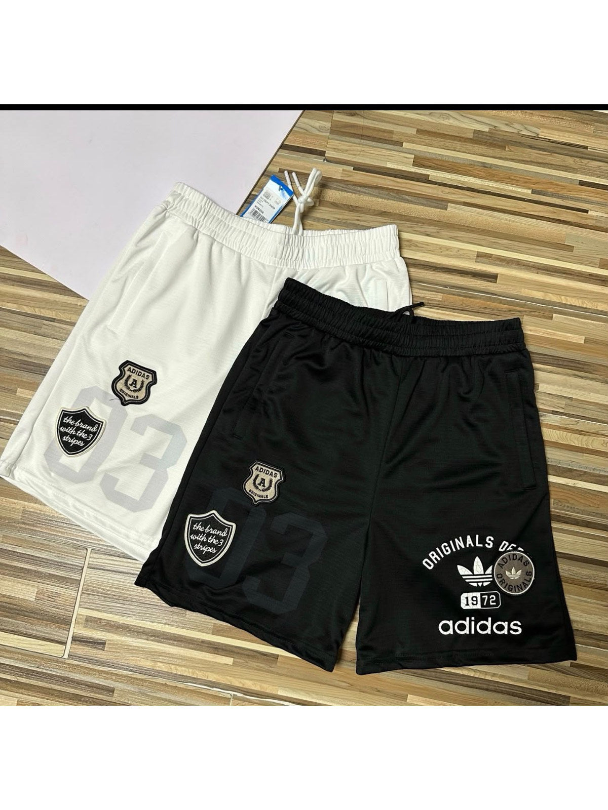 Short Adidas deportivo con escudos