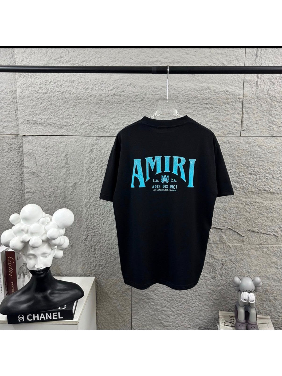Remera Amiri negra con logo celeste