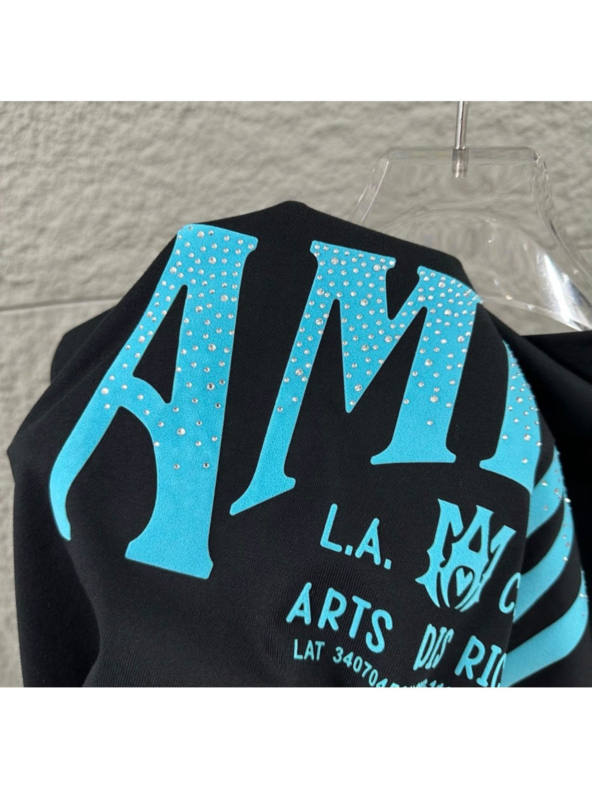 Remera Amiri negra con logo celeste
