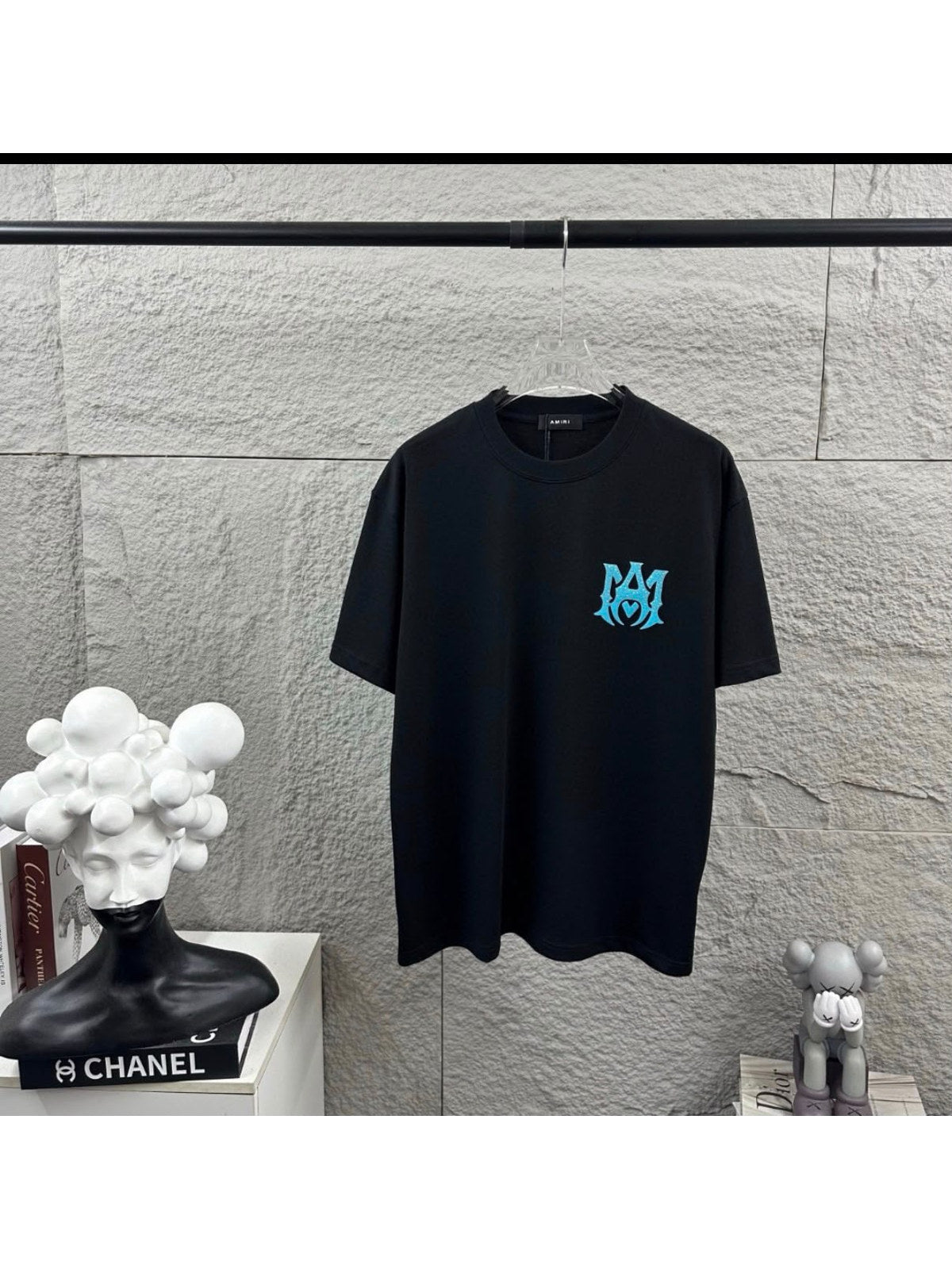Remera Amiri negra con monograma celeste