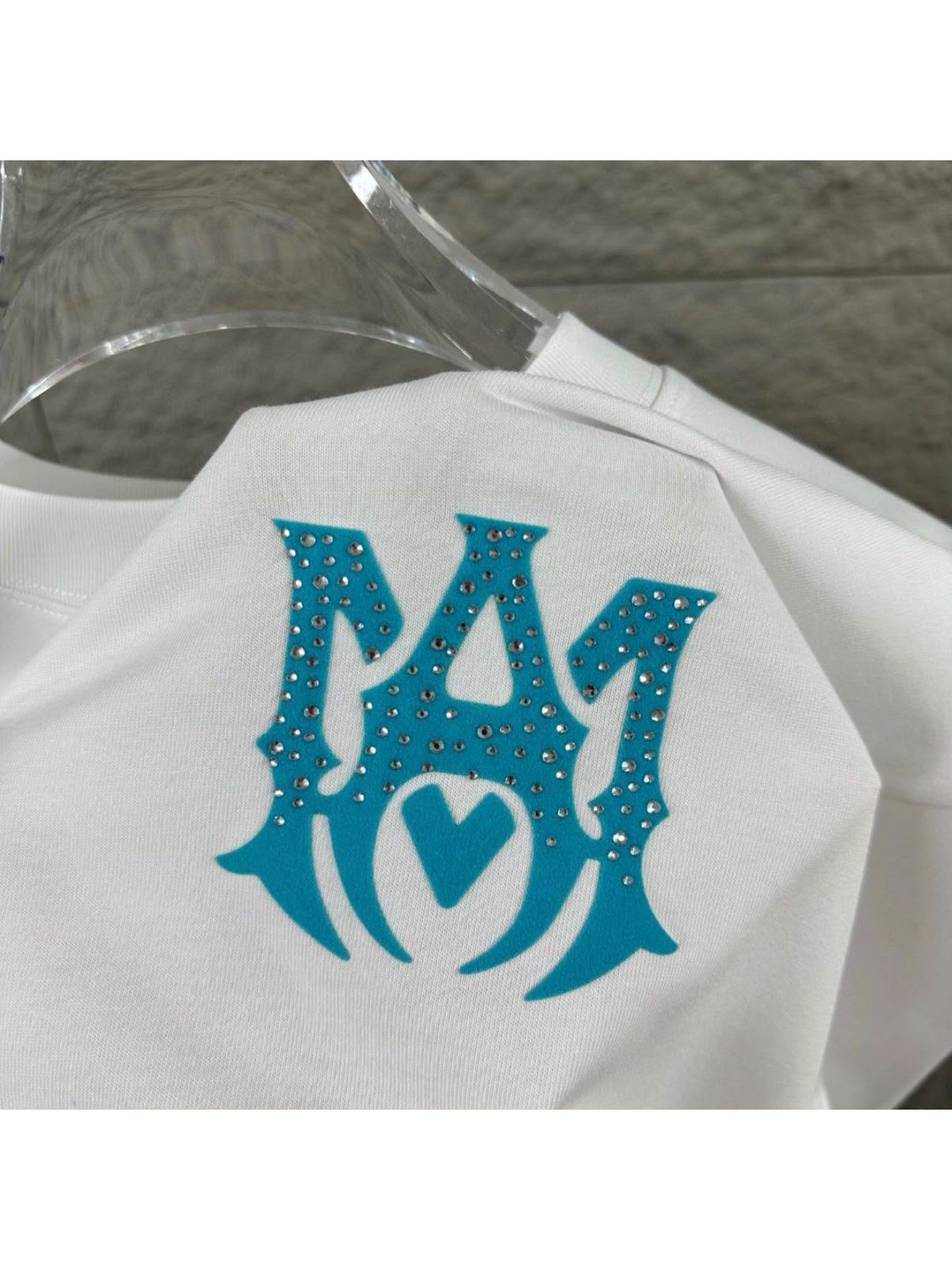 Remera Amiri blanca con logo celeste