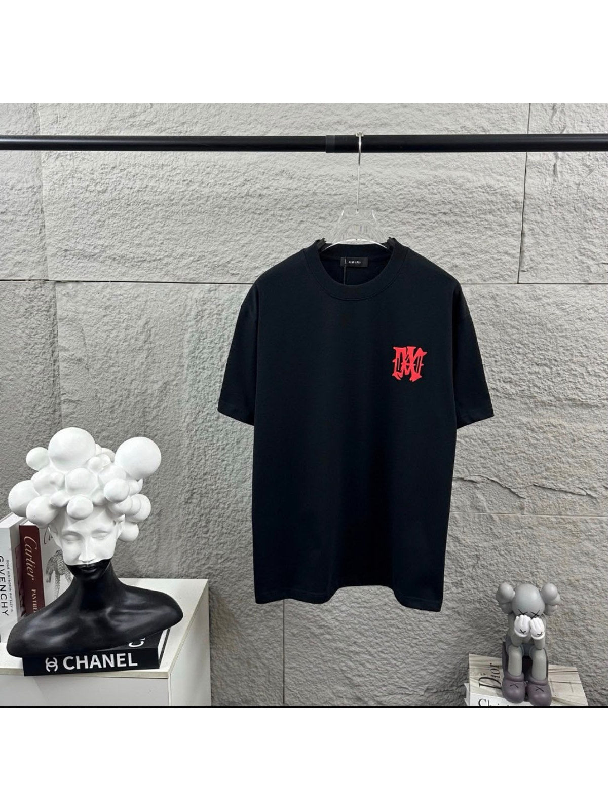 Remera Amiri negra con monograma rojo
