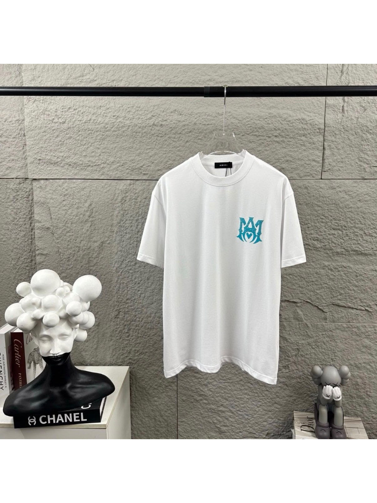 Remera Amiri blanca con monograma celeste peque�o