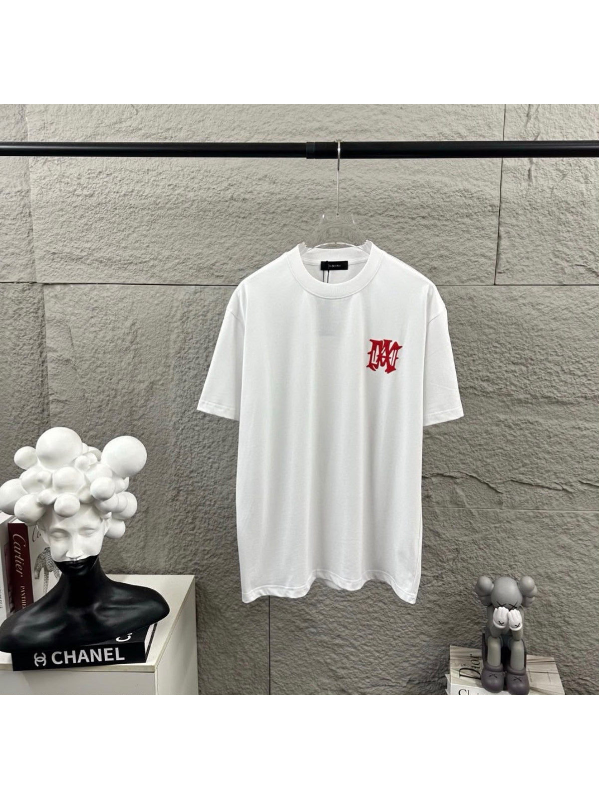 Remera Amiri blanca con monograma rojo peque�o