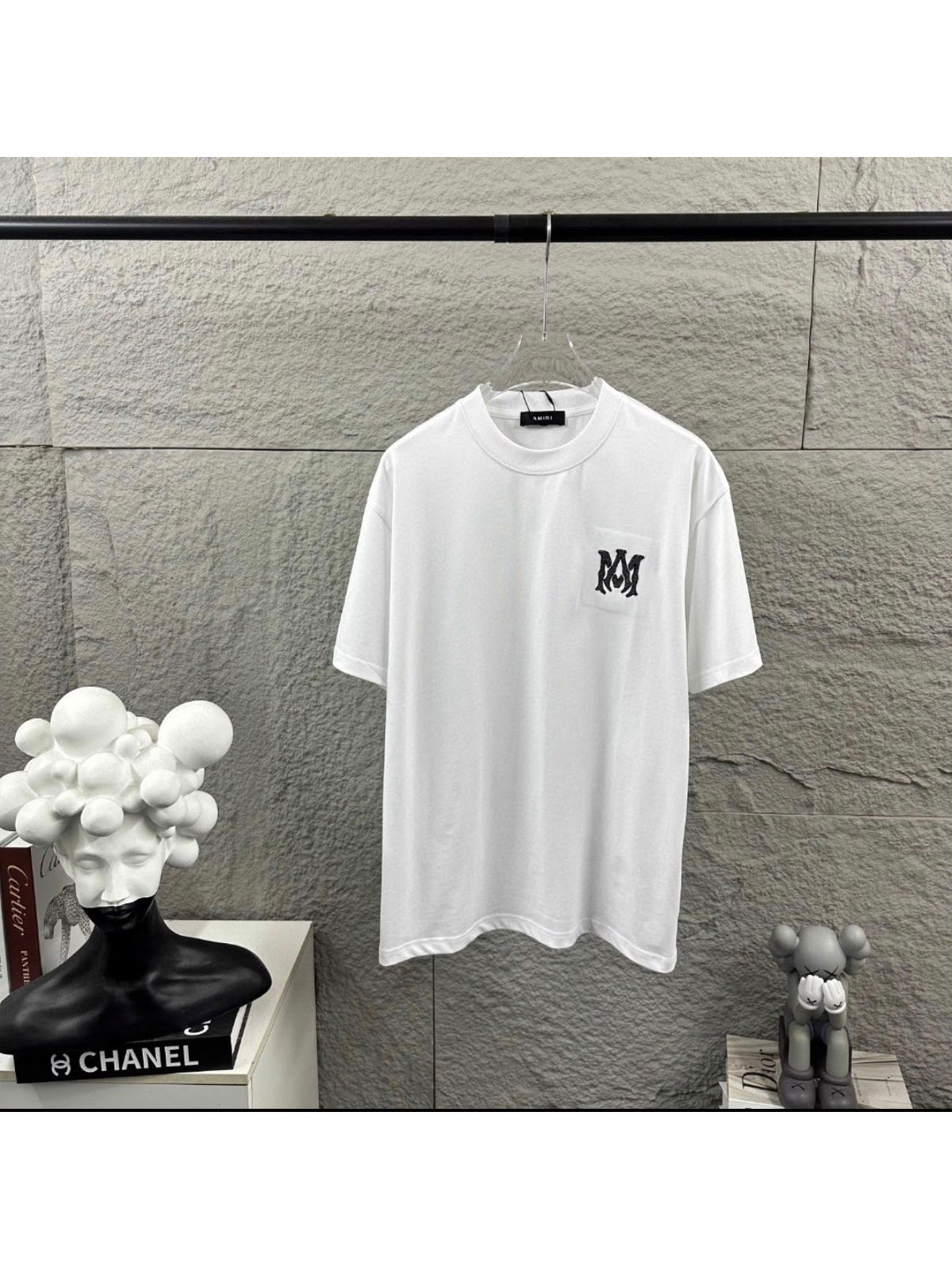 Remera Amiri blanca con monograma negro peque�o