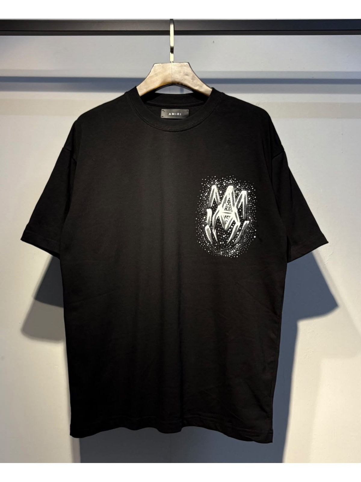 Remera Amiri negra con gr�fico brillante