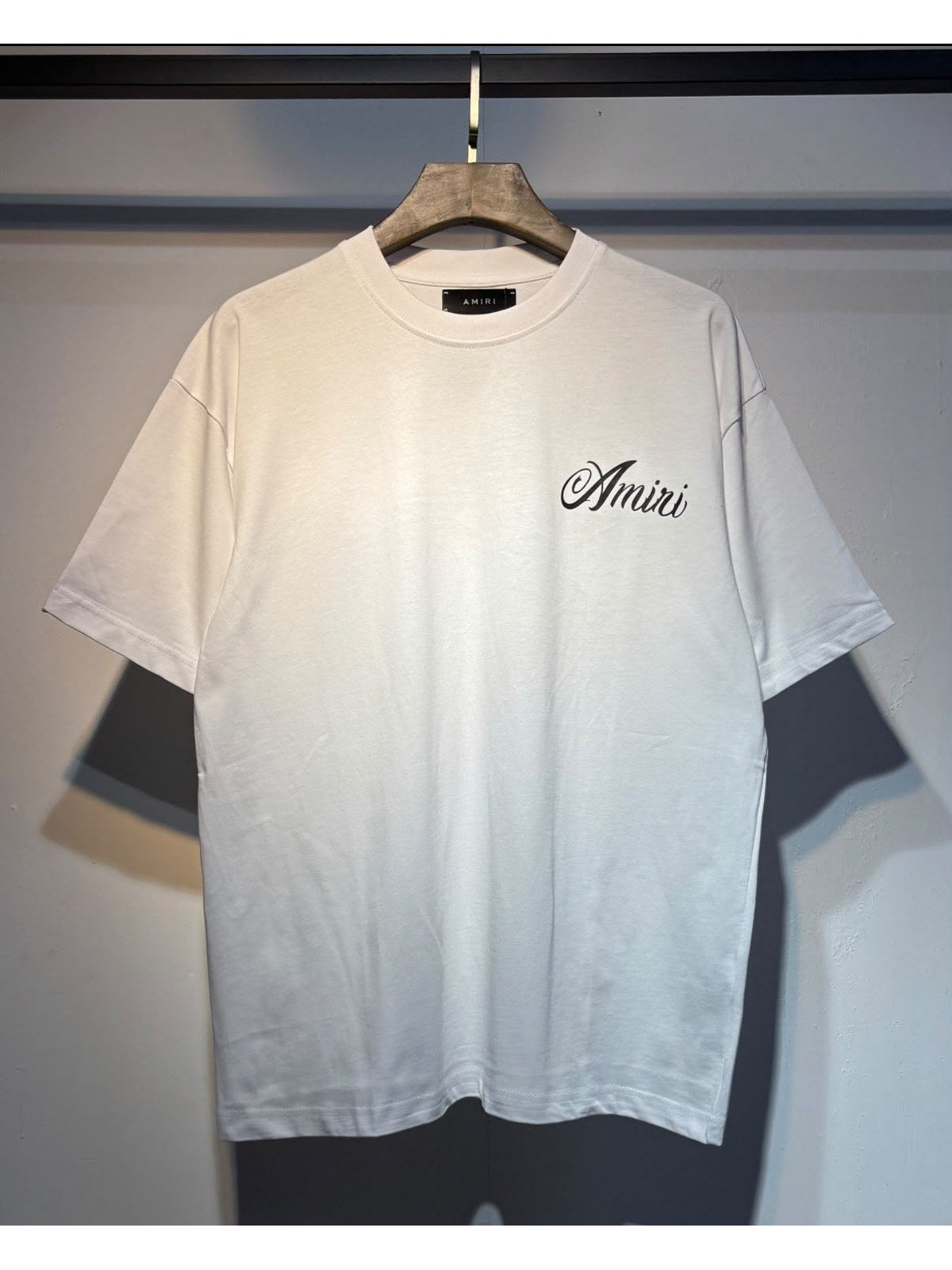Remera Amiri blanca con gr�fico de monta�a