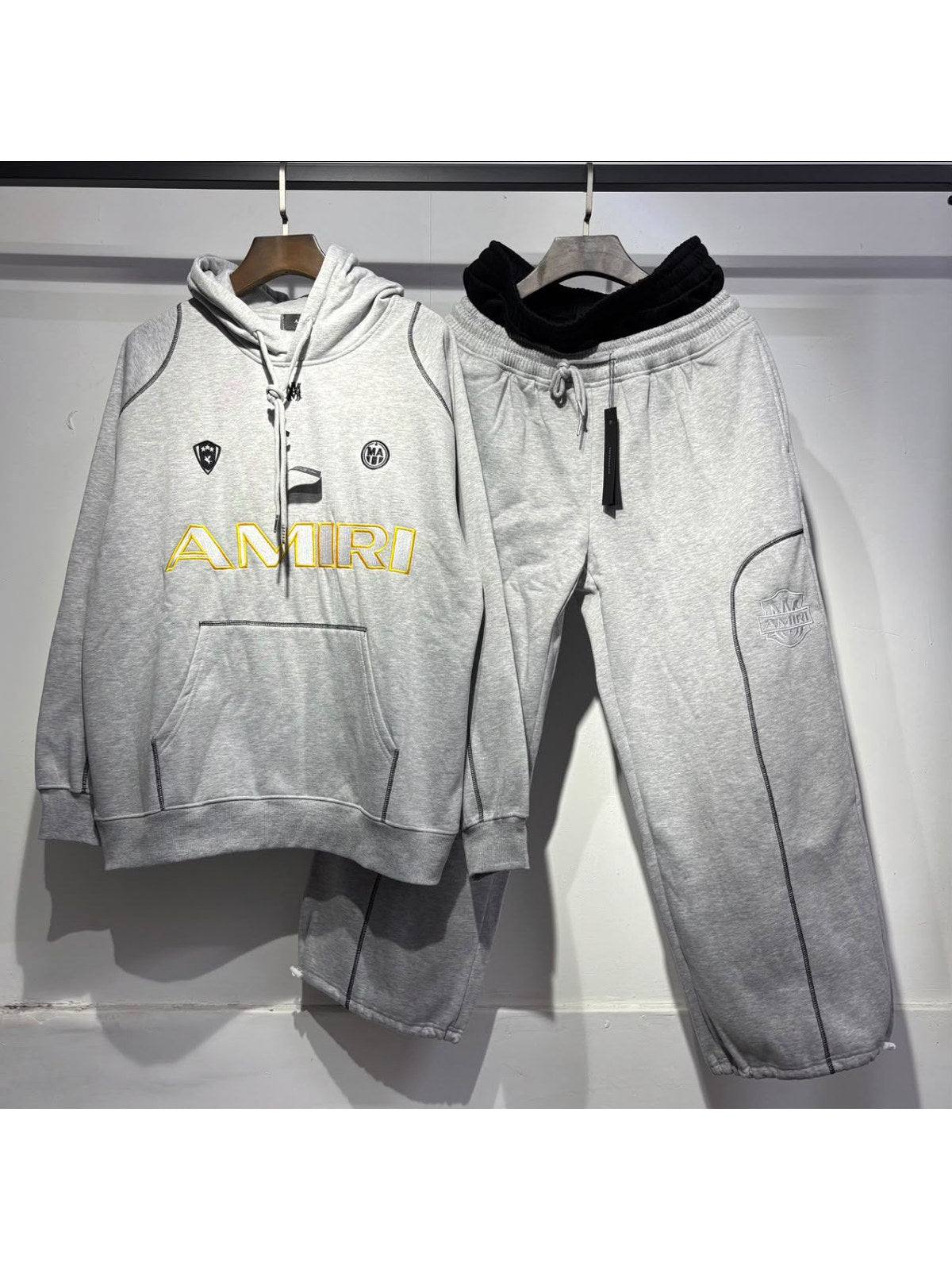 Conjunto Amiri gris con buzo y pantal�n
