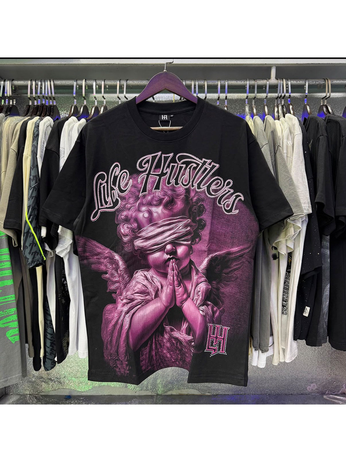 Remera Life Hustle figura violeta negra