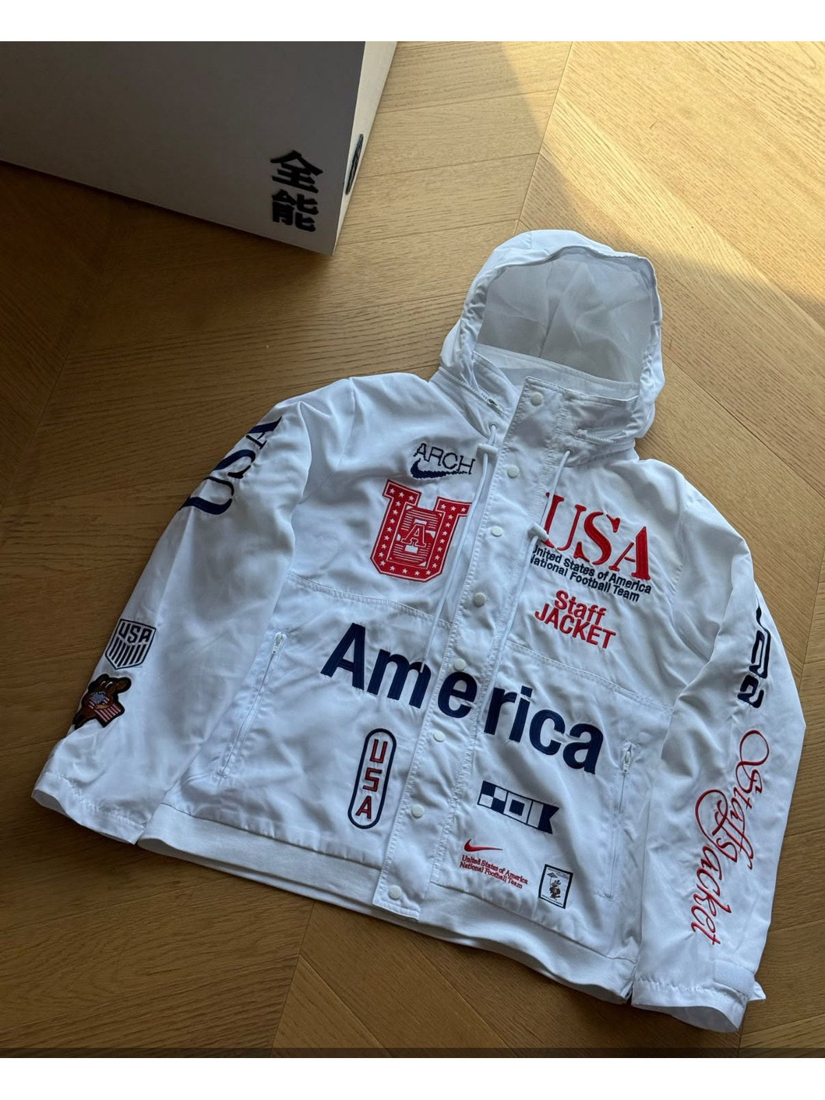 Campera Nike blanca America con gr�ficos