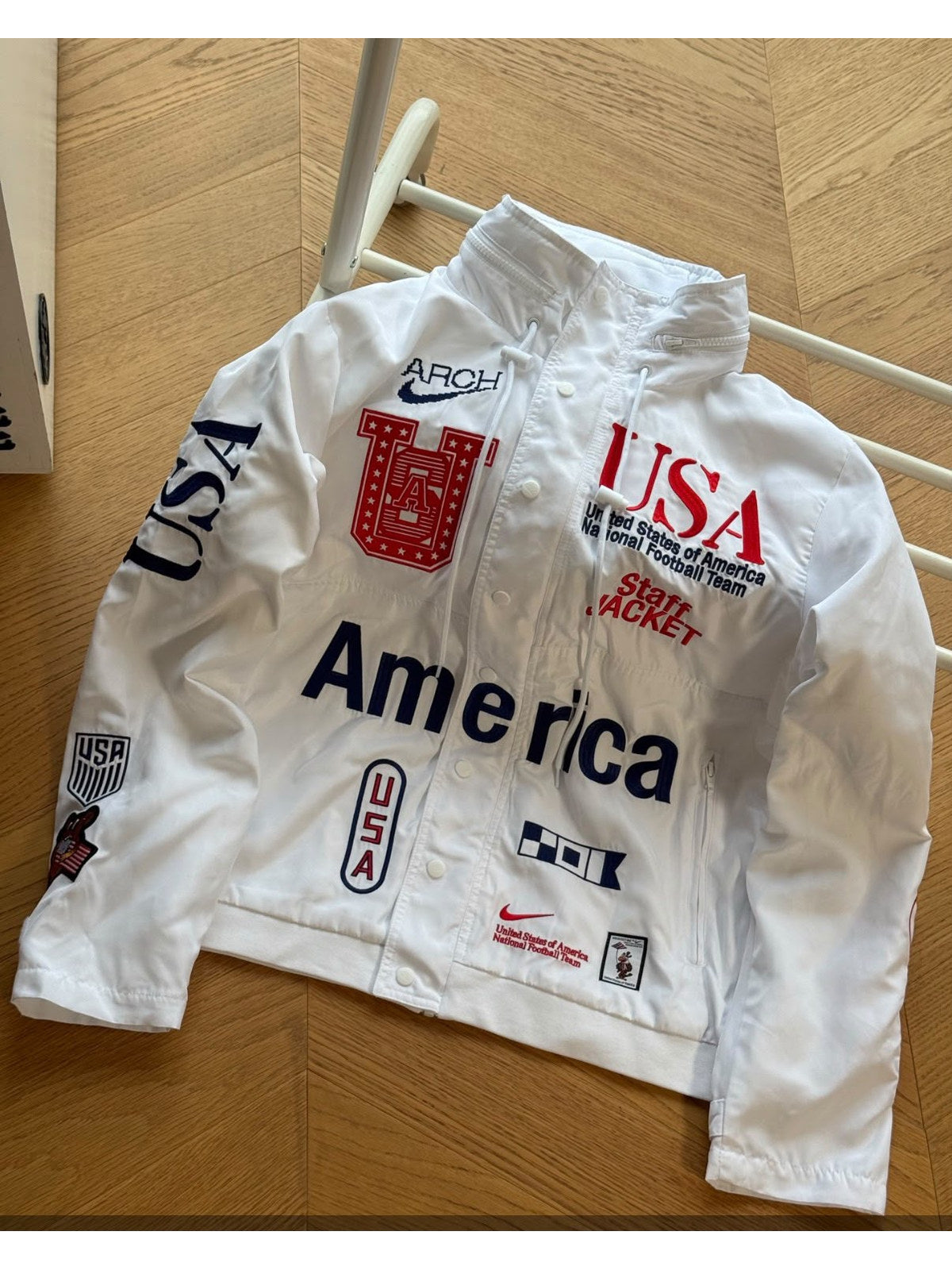 Campera Nike blanca America con gr�ficos