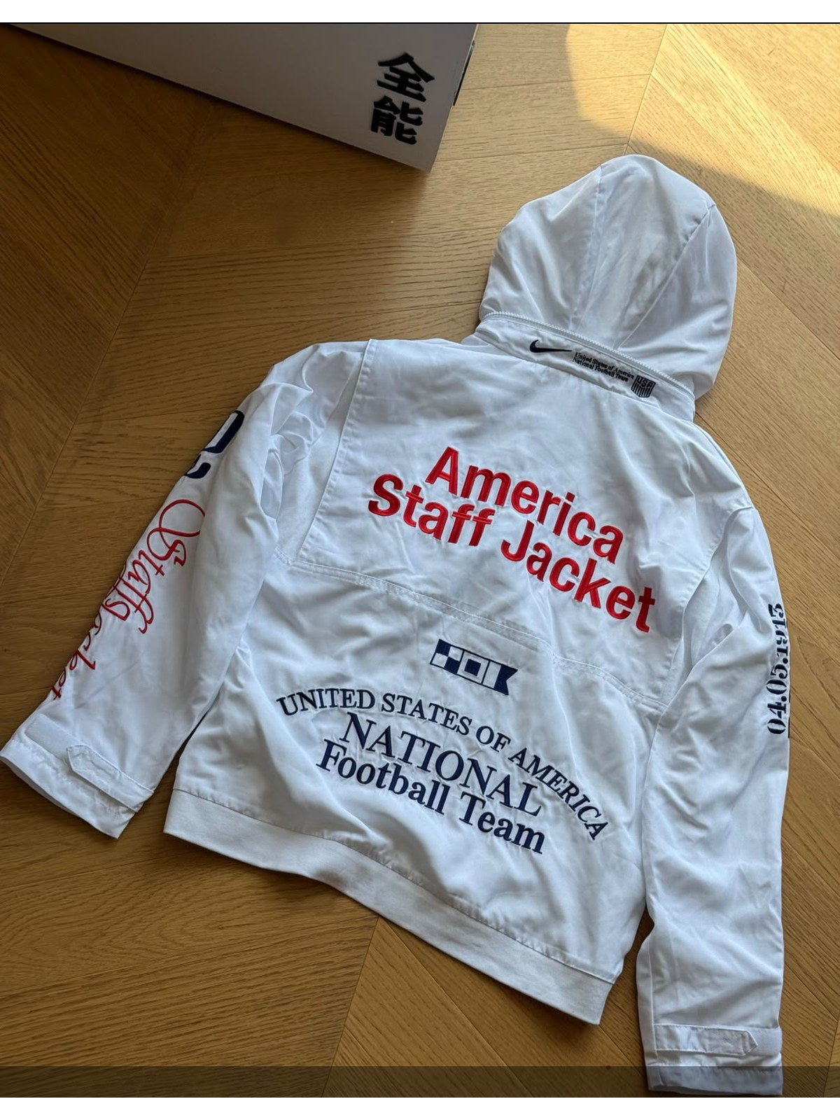 Campera Nike blanca America con gr�ficos