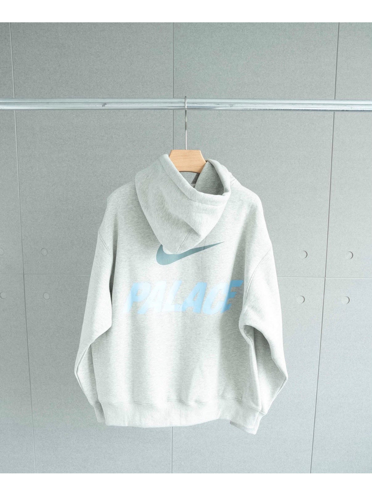 Buzo Nike blanco con swoosh celeste