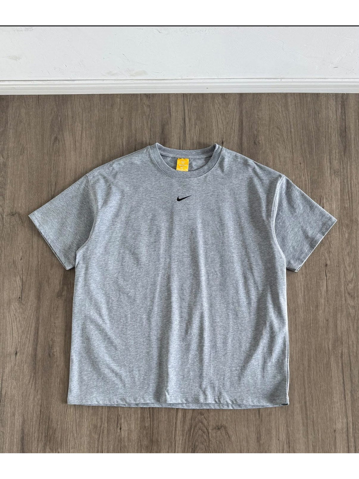 Remera Nike gris con swoosh