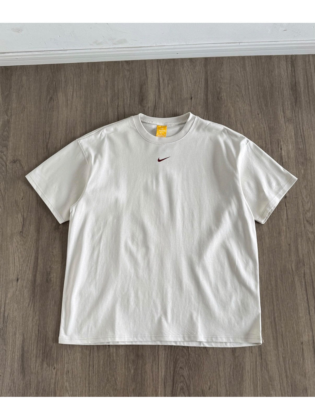 Remera Nike blanca con swoosh