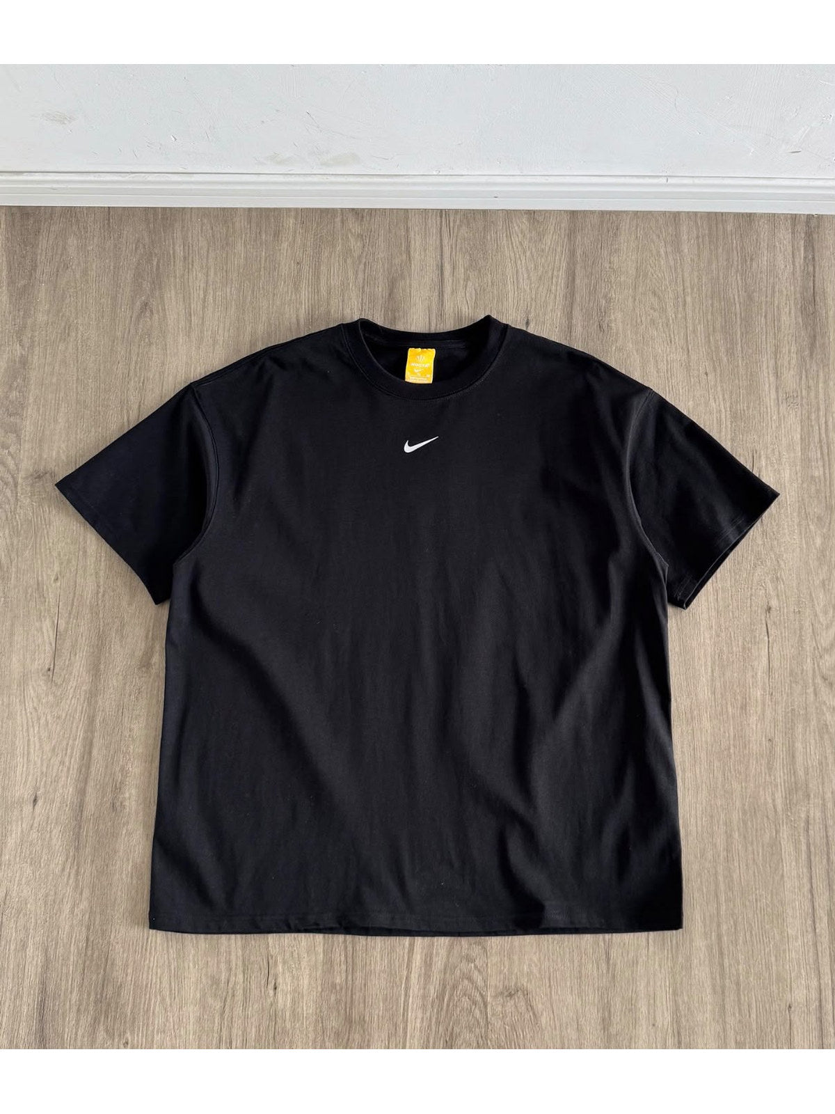 Remera Nike negra con swoosh