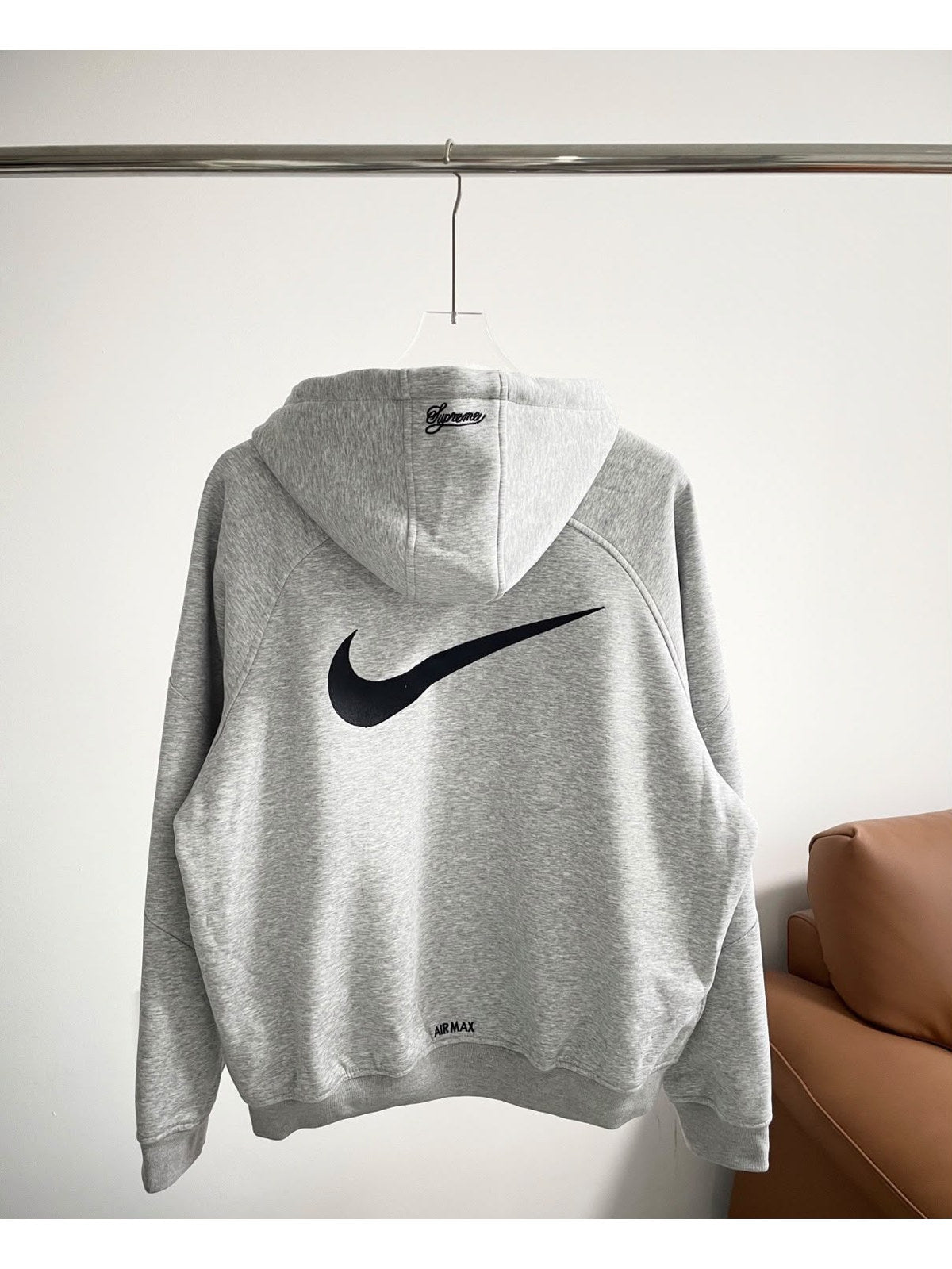 Buzo Nike gris con swoosh grande