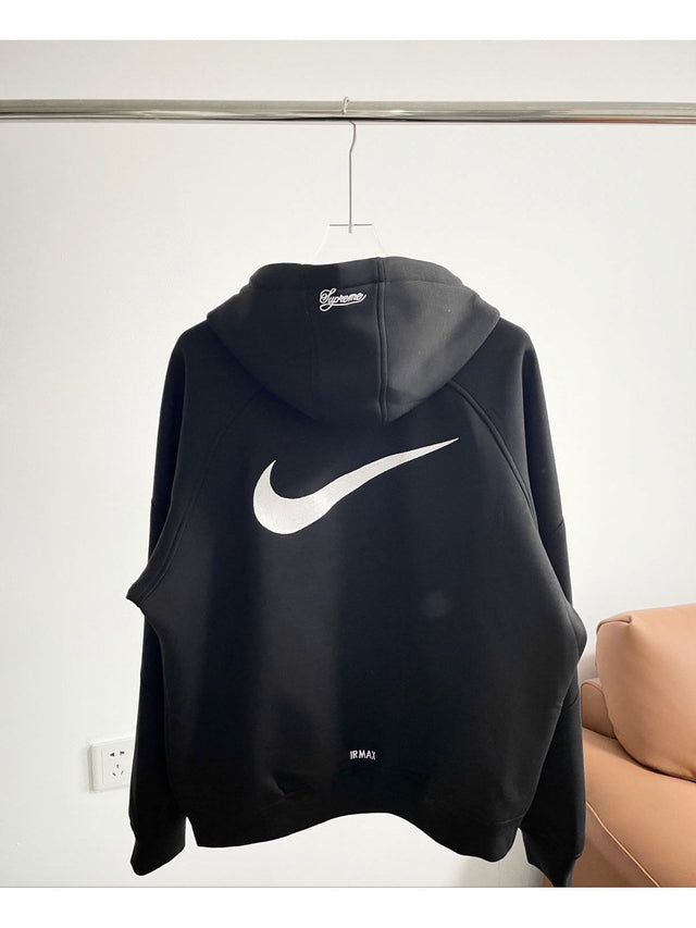 Buzo Nike negro con swoosh grande