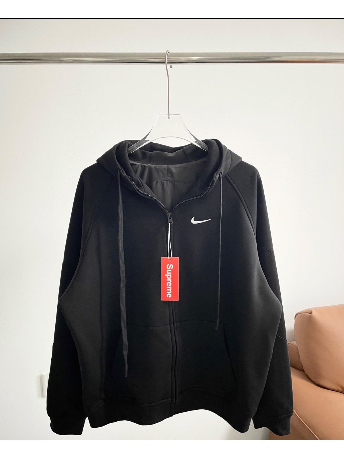 Buzo Nike negro con swoosh grande