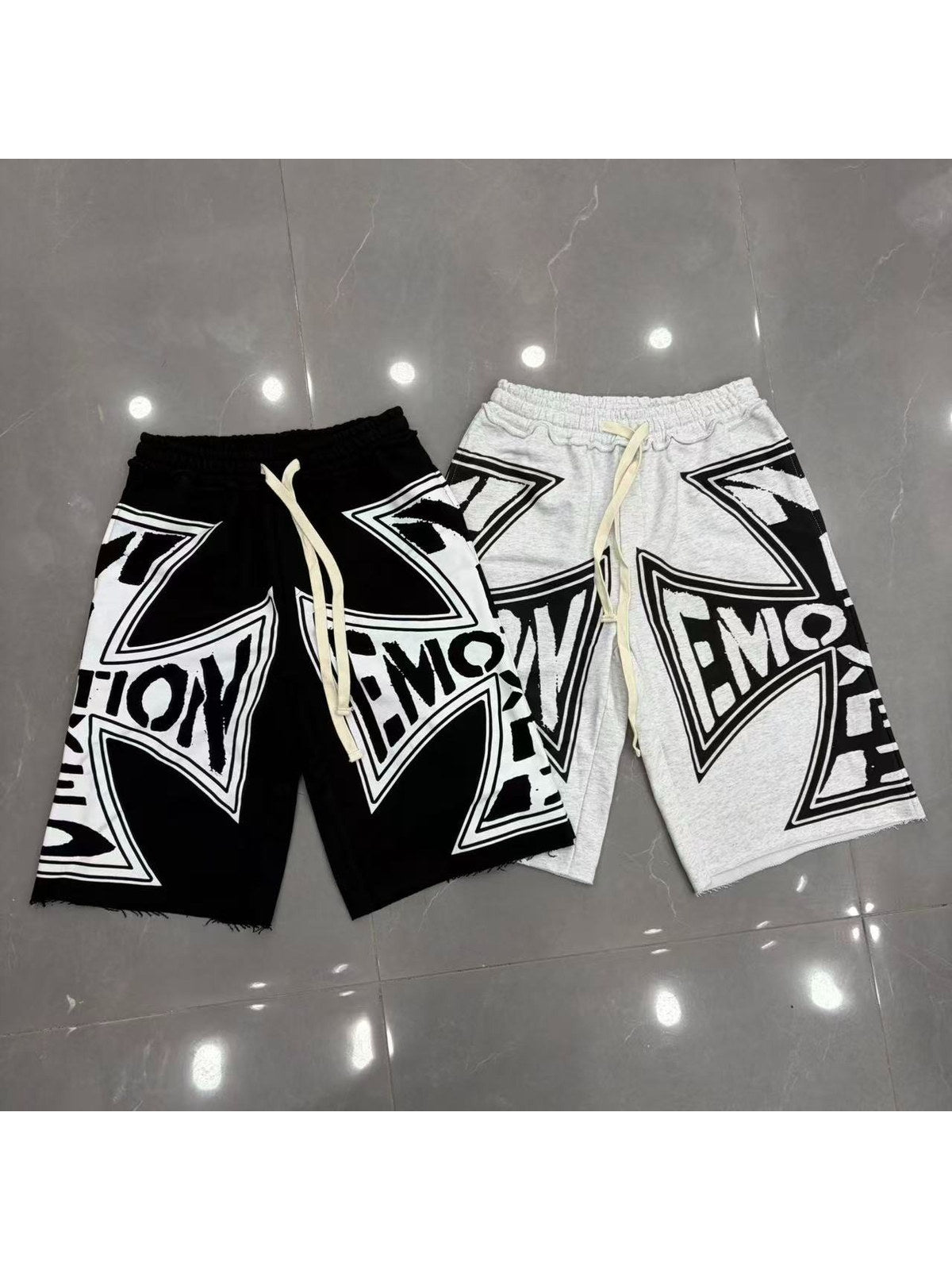 Short con emblema grande � Mixed Emotion | Mixed Emotion