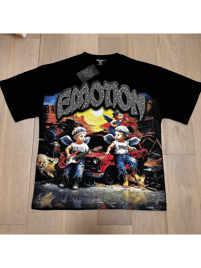 Remera negra con personajes frente a auto � Mixed Emotion | Mixed Emotion